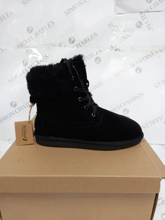 BOXED BONOVA SHEEP SKIN FUR CUFF BLACK BOOTS - SIZE 8