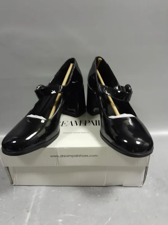 BOXED PAIR OF DREAM PAIRS MID RISE SHINY BLACK SHOES - 5