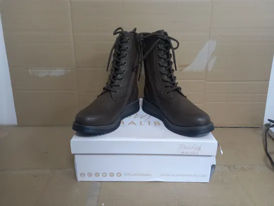 BOXED BLOWFISH MALIBU BOOTS IN BROWN SIZE 6