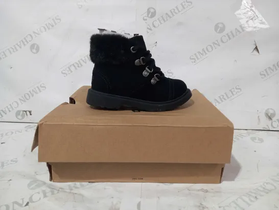 BOXED PAIR OF UGG T AZELL HIKER CHILDREN'S SHOES IN BLACK SUEDE UK SIZE 8