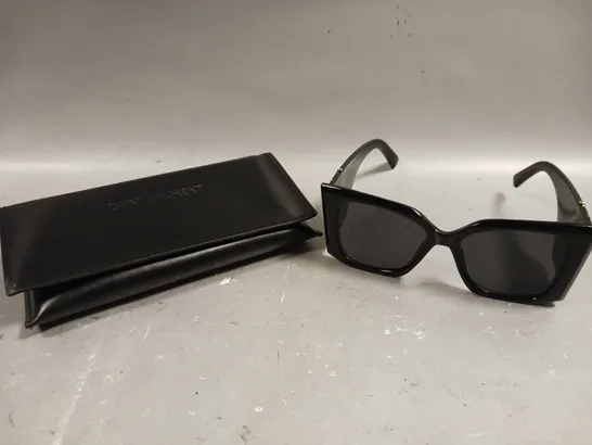 SAINT LAURENT LARGE BLACK FAMED SUNGLASSES 