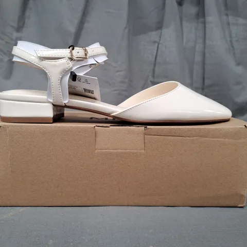 BOXED PAIR OF MNG CLOSED TOE SHOES IN CREAM UK SIZE 5