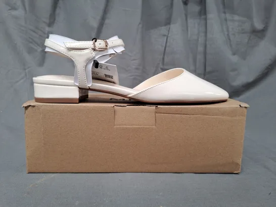 BOXED PAIR OF MNG CLOSED TOE SHOES IN CREAM UK SIZE 5