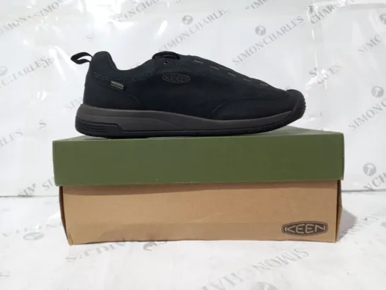 BOXED PAIR OF KEEN JASPER II SHOES IN BLACK UK SIZE 10.5