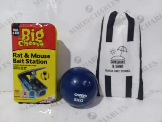 BOX OF APPROXIMATELY 15 ASSORTED HOUSEHOLD ITEMS TO INCLUDE BIG CHEESE RAT & MOUSE BAIT STATION, CARTA SPORT 5KG BALL, SUNSHINE & SAND QUICK DRY TOWEL, ETC