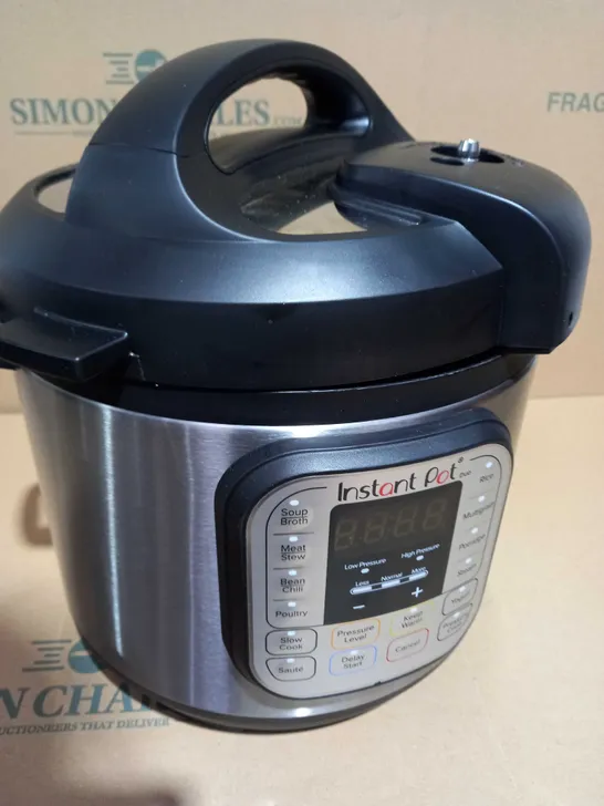 INSTANT POT DUO BRUSHED STAINLESS STEEL/BLACK