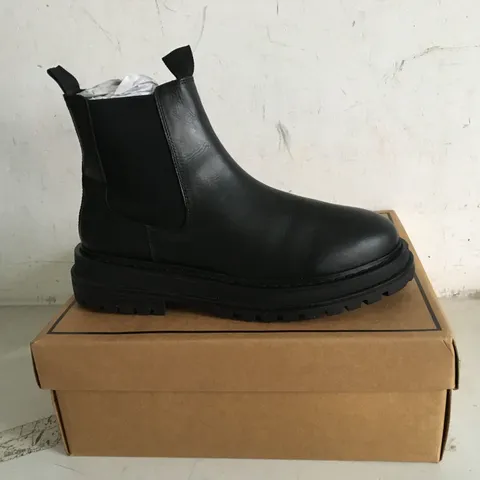 BOXED PAIR OF SIZE 8 ASOS BLACK WIDE-FIT CHELSEA BOOTS