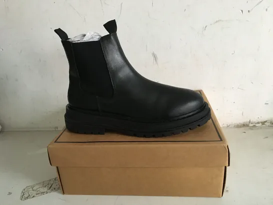 BOXED PAIR OF SIZE 8 ASOS BLACK WIDE-FIT CHELSEA BOOTS