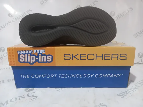 BOXED PAIR OF SKECHERS HANDS FREE SLIP-INS IN BLACK UK SIZE 4