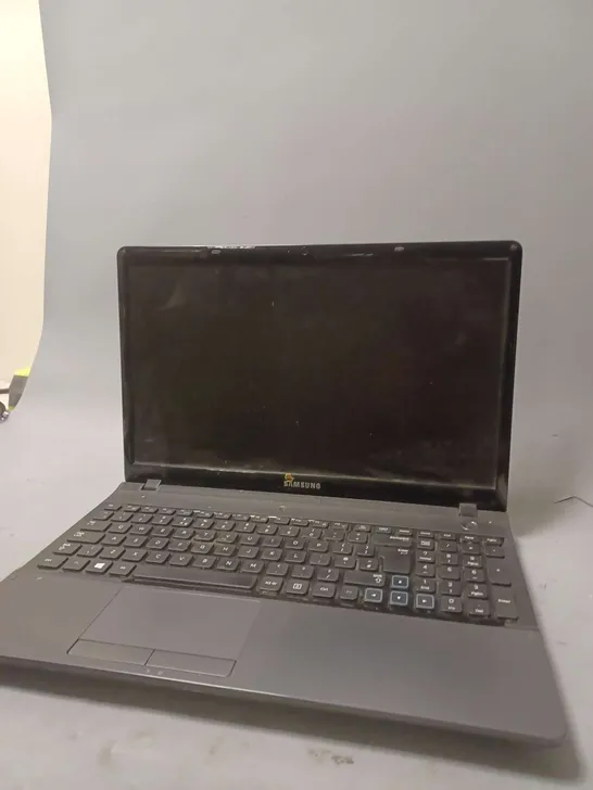 SAMSUNG NP3530 LAPTOP 