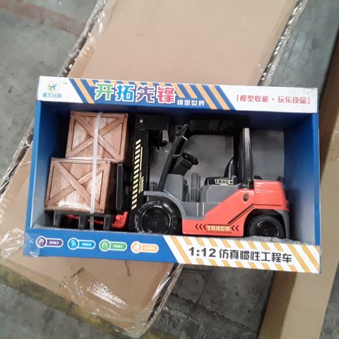 BOXED DESIGNER TOY FORKLIFT TRUCK WITH PALLET OF BOXES