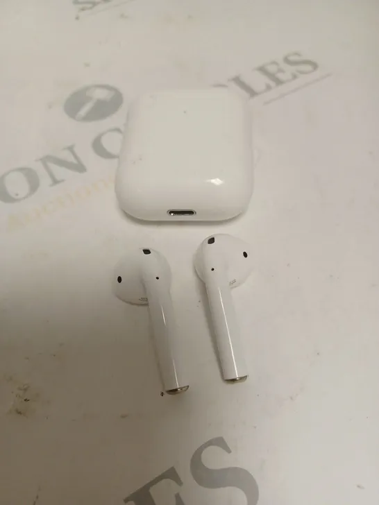 APPLE AIRPODS IN WHITE WITH CHARGING CASE 