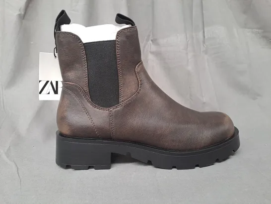 PAIR OF ZARA ANKLE BOOTS IN BROWN EU SIZE 41