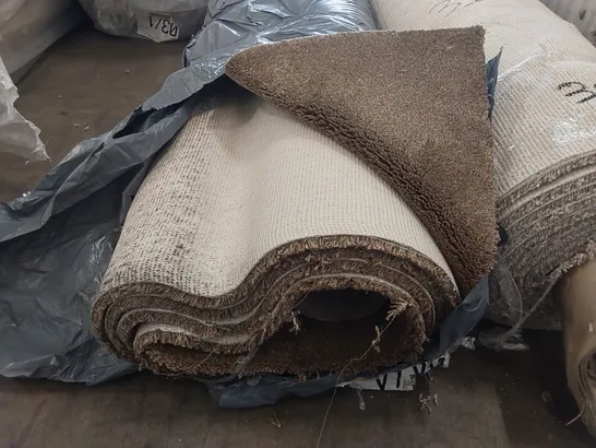 ROLL OF QUALITY CLASSIC CHARM ACTION BACK ABBEY STONE CARPET // SIZE: APPROX 5 X 3.45m