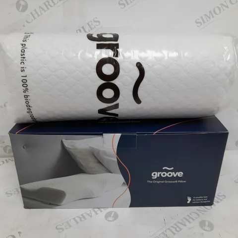 BOXED GROOVE THE ORIGINAL GROOVE PILLOW IN WHITE