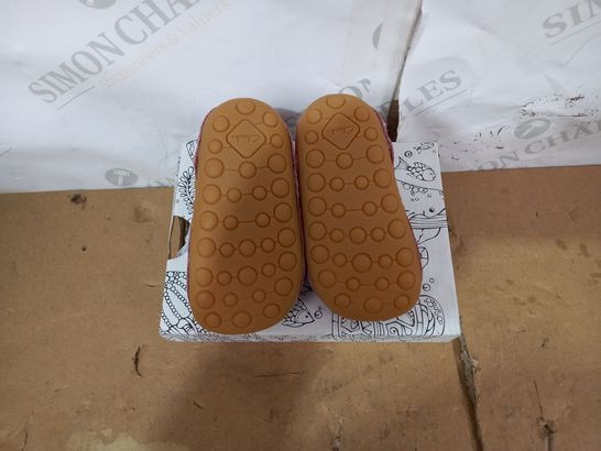 BOXED PAIR OF CLARKS SIZE 3.5G