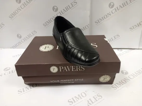 BOXED PAIR OF PAVERS SLIP ON SHOES UK SIZE 2 