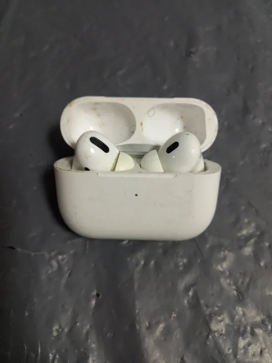 PAIR OF APPLE AIRPODS PRO IN WHITE