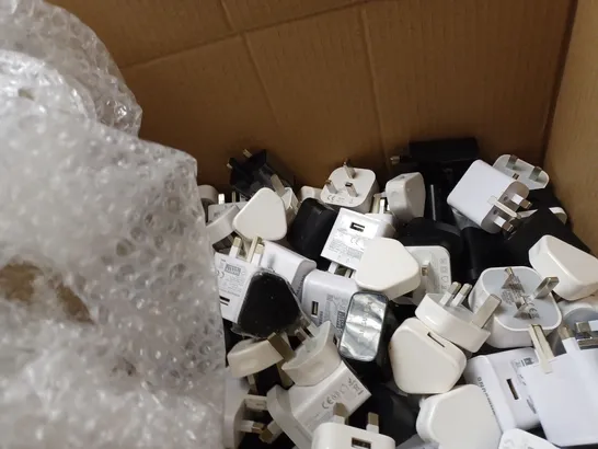 APPROXIMATELY 200 ASSORTED USB PLUGS  TO INCLUDE; 70 FOLDING PINS APPLE PLUGS USB 5W AND 130 MISCELLANEOUS USB