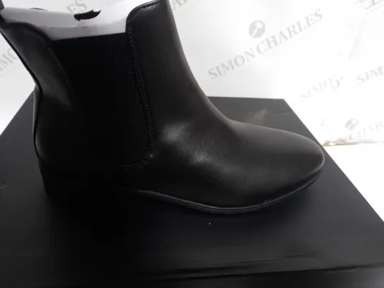 PRETTYLITTLETHING BLACK WIDE FIT CHELSEA BOOTS SIZE 6 