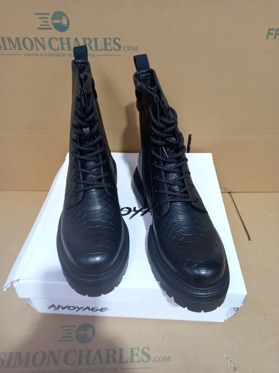 BOXED PAIR OF SIZE 40 AJVOYAGE BLACK BOOTS 