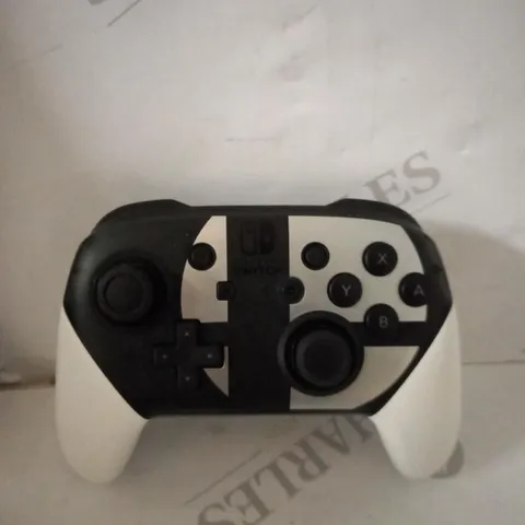 NINTENDO SWITCH PRO CONTROLLER WHITE