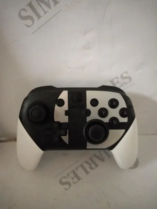 NINTENDO SWITCH PRO CONTROLLER WHITE