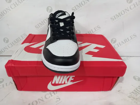 BOXED PAIR OF NIKE DUNK LOW RETRO SHOES IN BLACK/WHITE UK SIZE 6