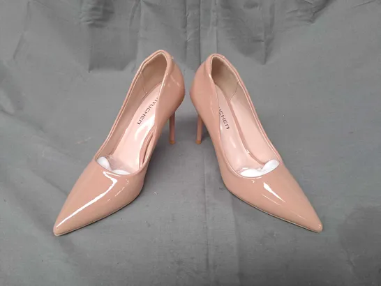 BOXED PAIR OF XINYUCHEN POINTED TOE HEELED SHOES IN NUDE EU SIZE 33