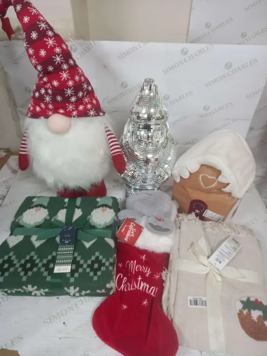 LOT OF 11 ASSORTED AS NEW SEASONAL HOMEWARE ITEMS TO INCLUDE THROWS, GONKS, DISCO GNOME AND GINGERHOUSE CUSHIONS