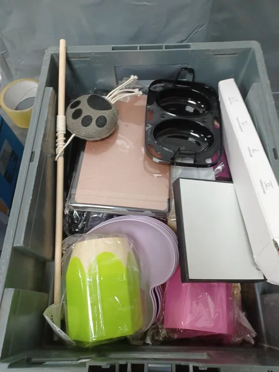 BOX OF APPROXIMATELY 20 ASSORTED HOUSEHOLD ITEMS TO INCLUDE TABLET COVERS, WATER FILTER CARTRIDGES AND PLUG