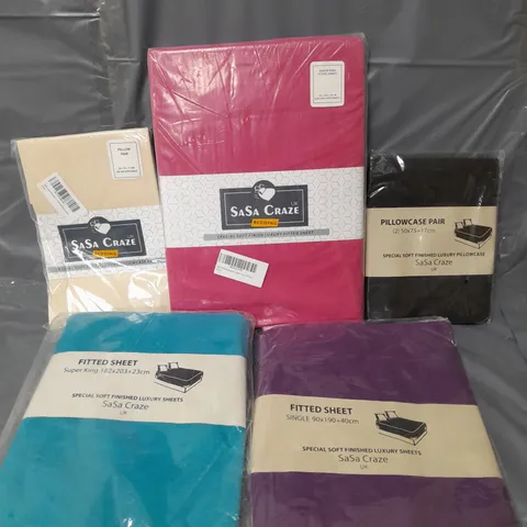 APPROXIMATELY 20 BEDDING ITEMS TO INCLUDE PILLOW CASES AND FITTED SHEETS. VARIOUS COLOURS AND SIZES