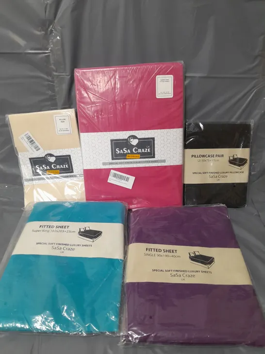 APPROXIMATELY 20 BEDDING ITEMS TO INCLUDE PILLOW CASES AND FITTED SHEETS. VARIOUS COLOURS AND SIZES