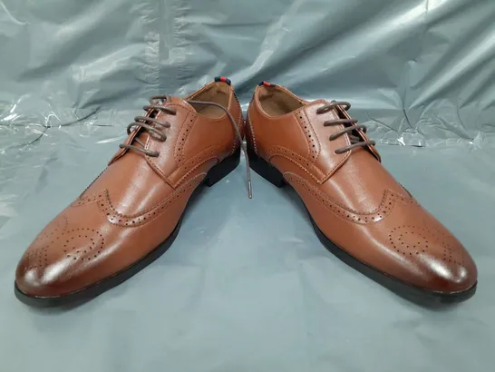 BOXED PAIR OF PETER WERTH HARRISON BROGUE SHOES IN TAN UK SIZE 8