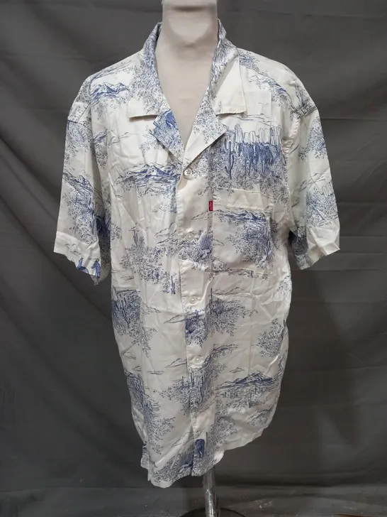 LEVI'S RELAXED FIT SUNSET CAMP SHIRT IN WHITE/BLUE SIZE LARGE