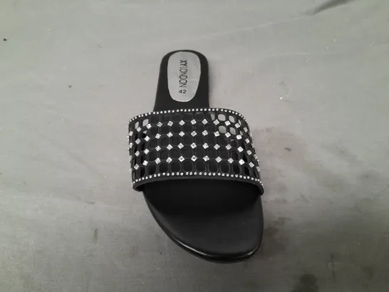 BOXED PAIR OF XY LONDON OPEN TOE SLIDE SANDALS IN BLACK W. JEWEL EFFECT EU SIZE 42