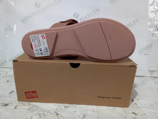 BOXED PAIR OF FITFLOP GRACIE RUBBER-BUCKLE LEATHER TOE-POST SANDALS IN BEIGE UK SIZE 7