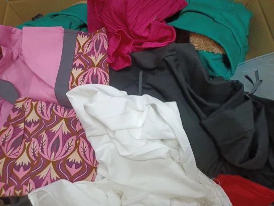 BOX OF APPROXIMATELY 22 ASSORTED CLOTHING ITEMS TO INCLUDE - TROUSERS , T-SHIRT , BLOUSE ETC