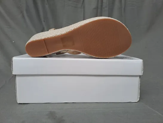 BOXED PAIR OF DESIGNER WEDGE TOE-POST SANDALS IN BEIGE W. JEWEL EFFECT EU SIZE 39