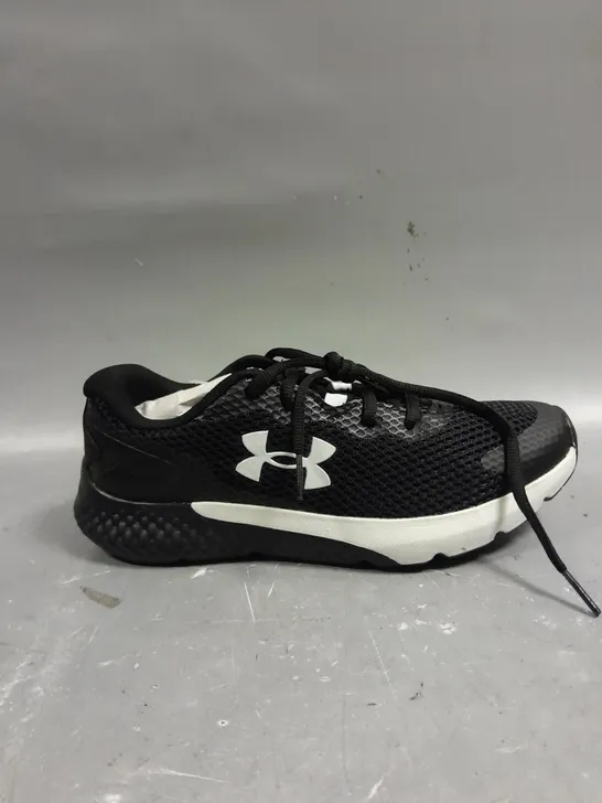 PAIR OF UNDER ARMOUR BLACK TRAINERS - 5.5