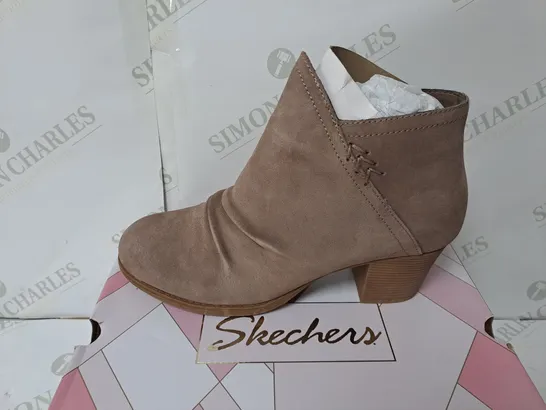 BOXED SKECHERS BIEGE HEELED ZIPPED BOOTS SIZE 6