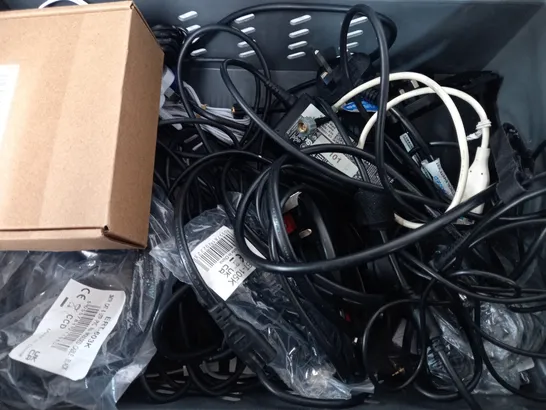 BOX OF APPROXIMATELY 8 ASSORTED ITEMS TO INCLUDE - MAGEGEE G12 MOUSE - HDMI SWITCH - LOGI TECH MOUSE ECT