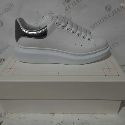 BOXED PAIR OF ALEXANDER MCQUEEN SNEAKERS IN WHITE/SILVER EU SIZE 39