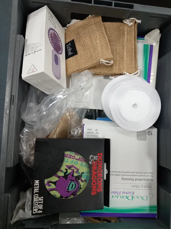 BOX OF APPROXIMATELY 10 ASSORTED ITEMS TO INCLUDE - DUNGEONS&DRAGONS COASTERS, MINI FAN, TRIBAL BAGS ETC