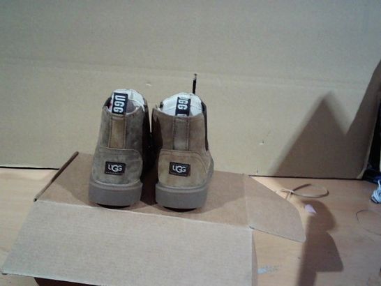 BOXED PAIR OF CHILDRERNS UGG BOOTS TAN SIZE 11 