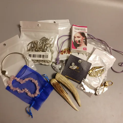 LOT OF APPROX 10 UNBRANDED ASSORTED JEWELLERY AND ACCESSORY ITEMS TO INCLUDE NECKLACES, BRACELETS AND BROOCHES ETC