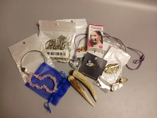 LOT OF APPROX 10 UNBRANDED ASSORTED JEWELLERY AND ACCESSORY ITEMS TO INCLUDE NECKLACES, BRACELETS AND BROOCHES ETC