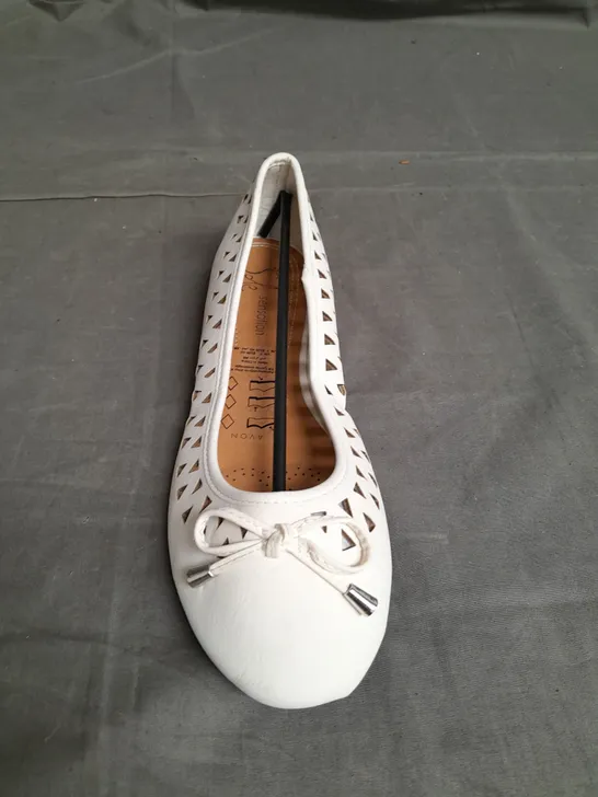 APPROXIMATELY 10 PAIRS OF LADIES SOLE SENSATION CUT OUT DETAIL PUMPS WHITE SIZE 7