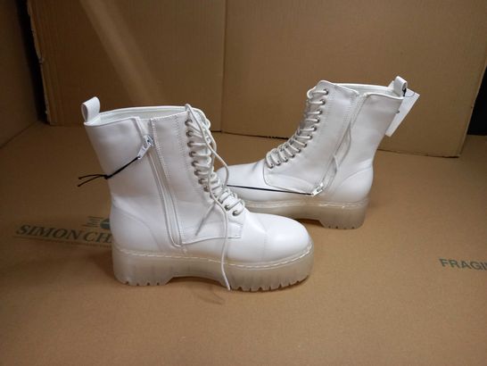 PAIR OF DESIGNER WHITE CHUNKY SIDE ZIPPED ANKLE BOOTS - SIZE 6.5