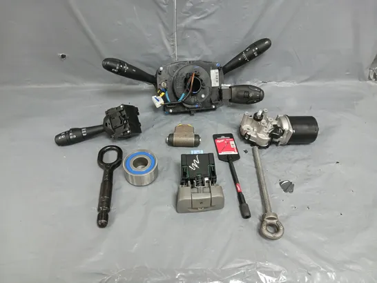 APPROXIMATELY FIVE ASSORTED CAR PARTS  TO INCLUDE; PEOGEOT 207 SQUIB WITH THE STALKS, WINDOW REGULATOR MOTOR AND TOW IRONS